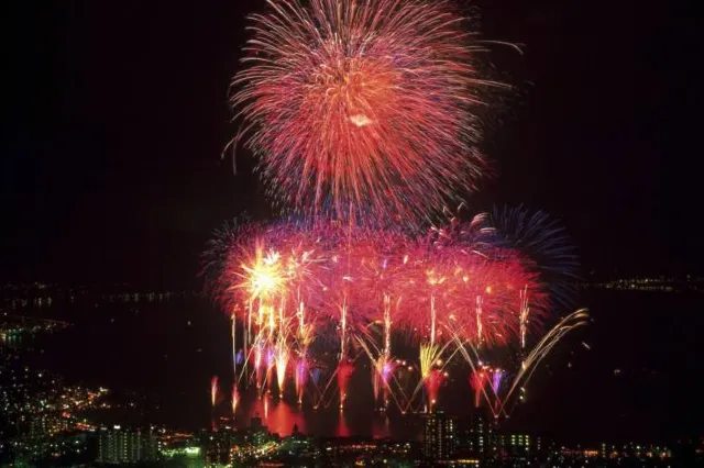 長野•諏訪湖祭湖上花火大會 | 湖畔公園前諏訪湖 | 8 月 15 日