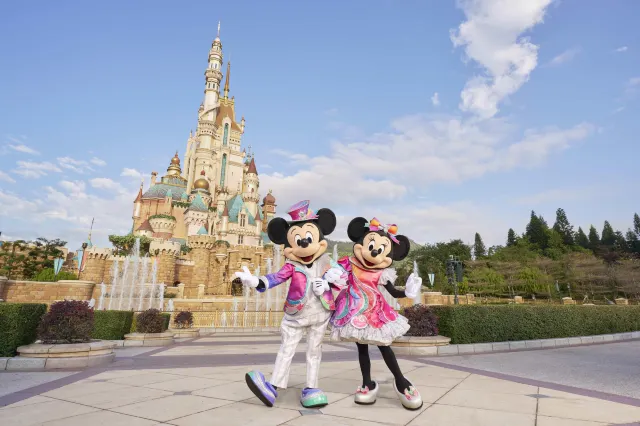 Hong Kong Disneyland Mickey and Minnie Mouse in front of the Castle of Magical Dreams