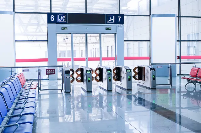 China train station boarding gates