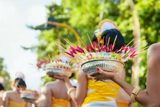Prosesi wanita cantik Bali dengan kostum tradisional