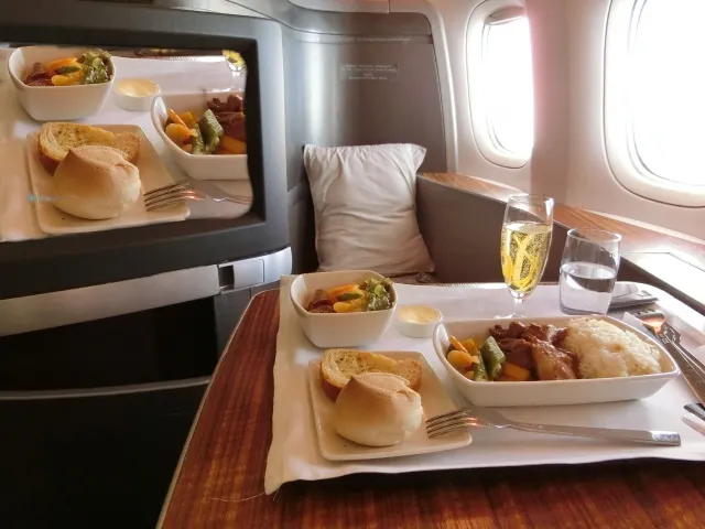 ファーストクラス】JAL＆ANAのファーストとビジネスクラスの価格・座種