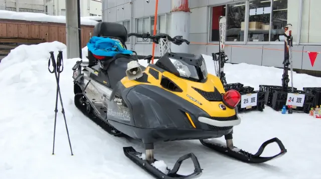 スノーモービル