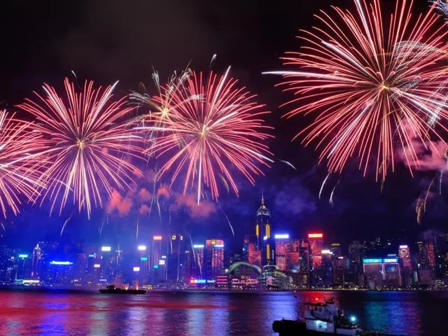 維港國慶煙花匯演｜煙花在維多利亞港上空連環綻放，配合現場同步配樂及八幕主題，是國慶日最受歡迎的觀賞節目