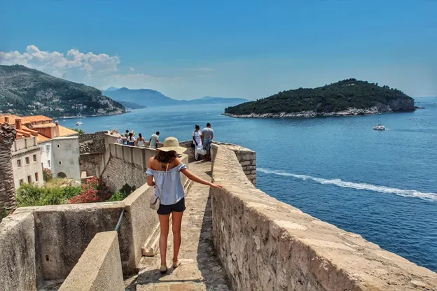Menschen spazieren auf der Stadtmauer von Dubrovnik, Kroatien