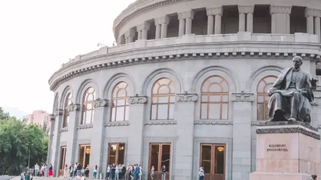 Оперный театр в Ереване