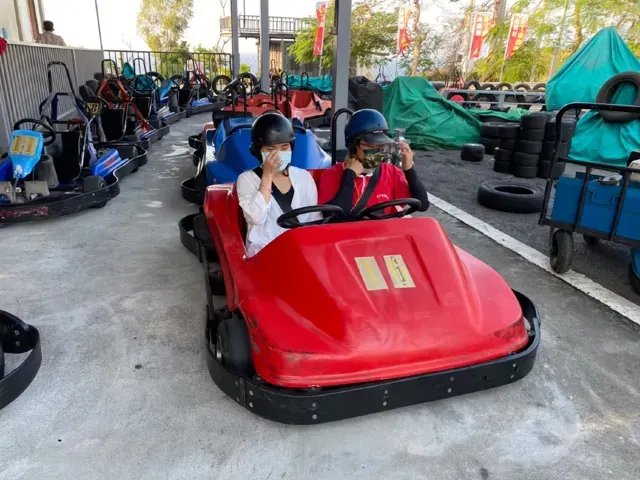 親子で一緒に楽しむのに適した2人乗りのレーシングカーです