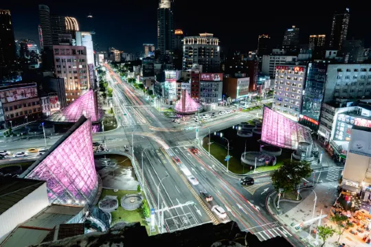 高雄六大地標點亮粉紅色 美麗島捷運站