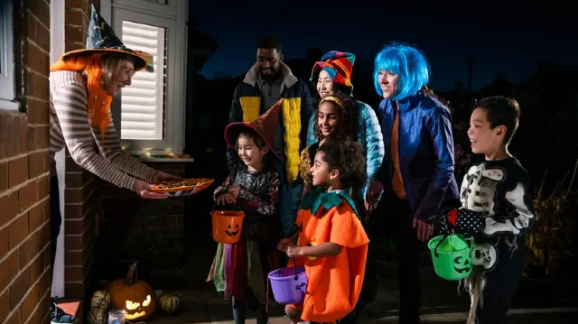 萬聖節習俗 挨家挨戶討糖 「Trick-or-Treat」