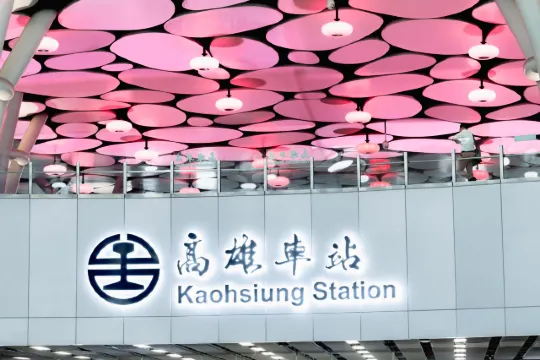 高雄六大地標點亮粉紅色 高雄火車站