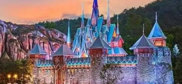 A guide to Hong Kong Disneyland Tickets and best attractions travel ...