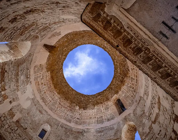 Ein Blick von innen auf die Spitze des Diokletianspalastes in Split, Kroatien