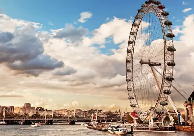 Explore the UK by Train: 5 Must-See Attractions with Trip.com