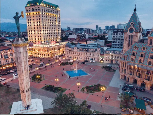 Площадь Европы и статуя Медеи