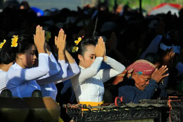 Umat Hindu berdoa selama upacara Melasti sebagai simbol pemurnian hati