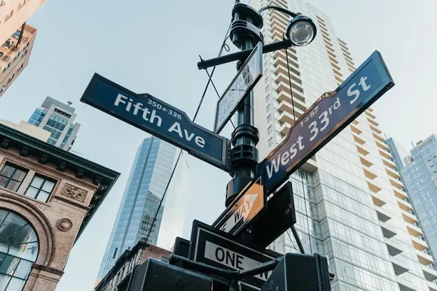 Cartello stradale per la Fifth Avenue a New York