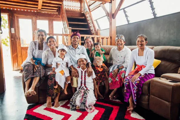keluarga memakai baju tradisional