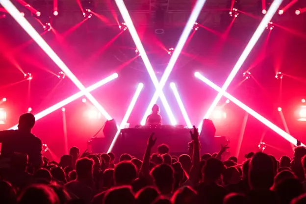 Un DJ che si esibisce in una discoteca affollata