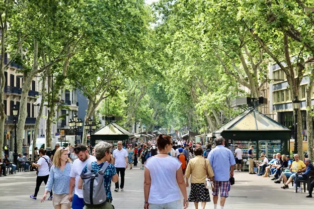 Persone sulla Rambla a Barcellona