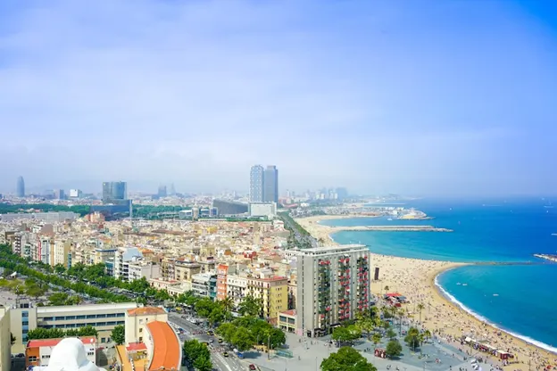 Veduta di Barcellona e della spiaggia in una giornata di sole