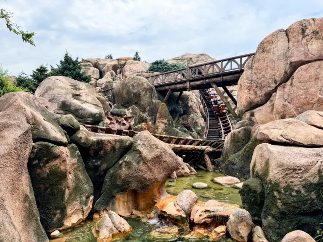 Горный поезд Семи Гномов (Seven Dwarfs Mine Train) диснейленд шанхай