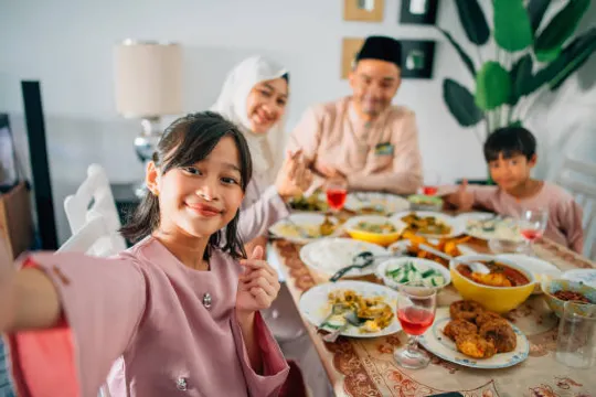 keluarga makan bersama saat bulan ramadhan