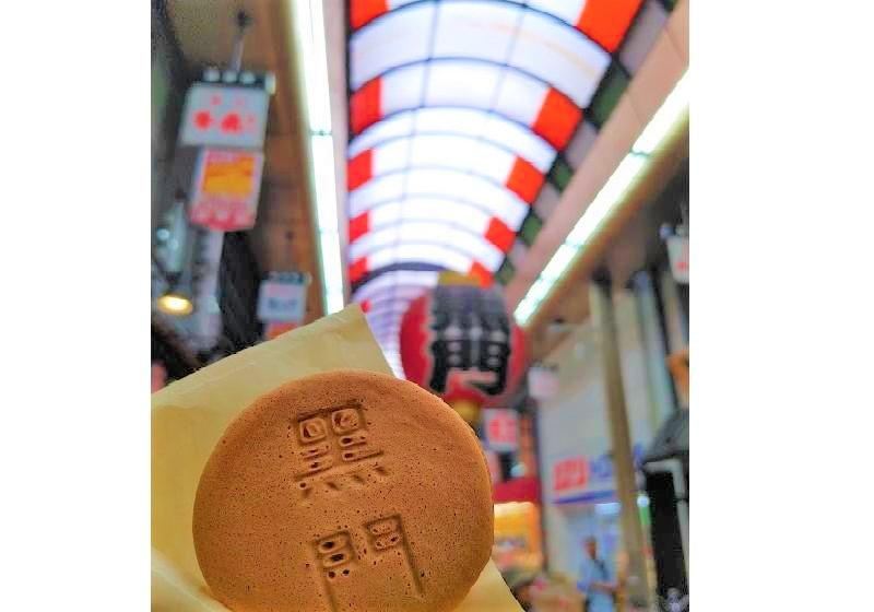 【2026年最新】黒門市場の食べ歩き15選！ 新店・朝ごはん・何時から楽しめる？ 徹底ガイド
