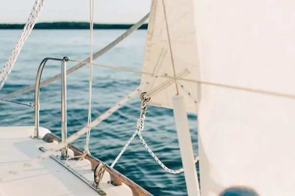 Gros-plan sur un voilier en mer