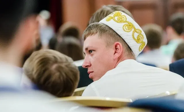 Татарин в национальном головном уборе - Тюбетейка