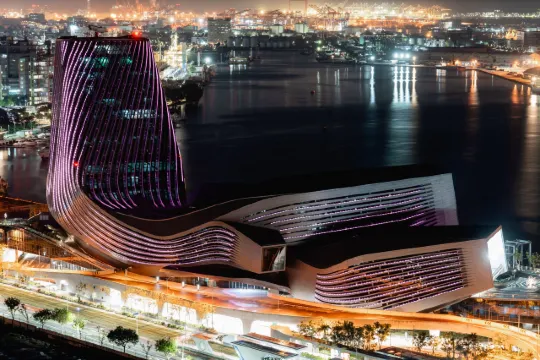 高雄六大地標點亮粉紅色 高雄港旅運中心