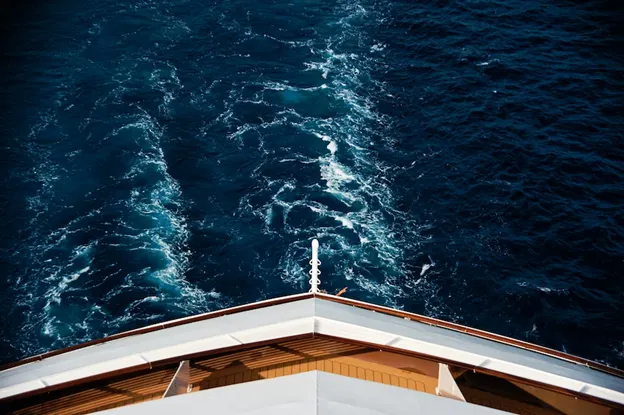 An Bord eines Kreuzfahrtschiffes mit Blick auf das Wasser