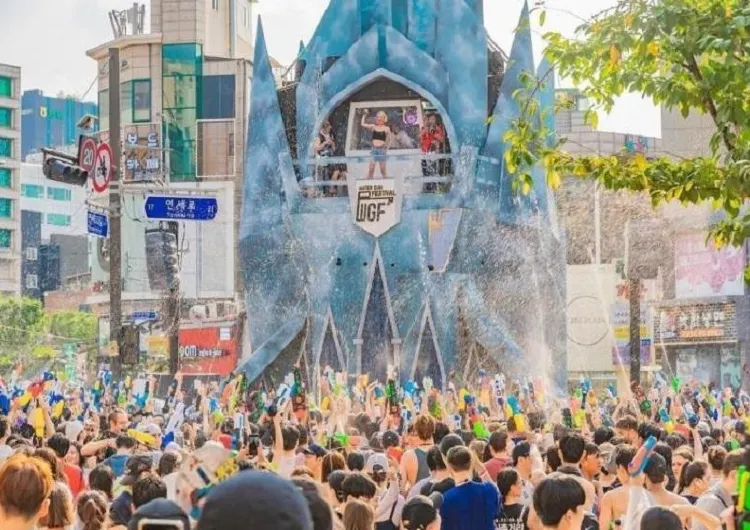 꼭 가야하는 서울 물총 축제 : 신촌 물총 축제