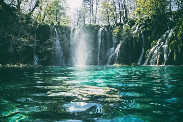 Ein Wasserfall im Nationalpark Plitvicer Seen, Kroatien