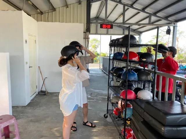 会場に入ると、スタッフがあなたに合ったヘルメットを選ぶために案内してくれます。