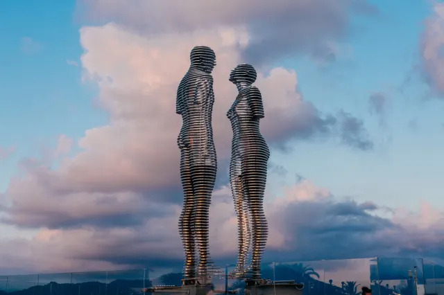 Скульптура «Али и Нино» в Батуми