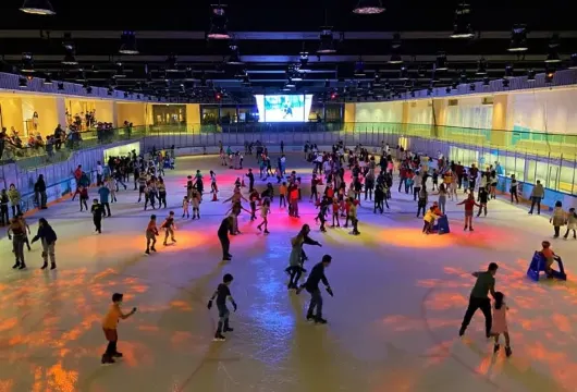 【2026香港溜冰場】8大香港溜冰場推介，營業時間、交通、地點全攻略，附香港過年好去處