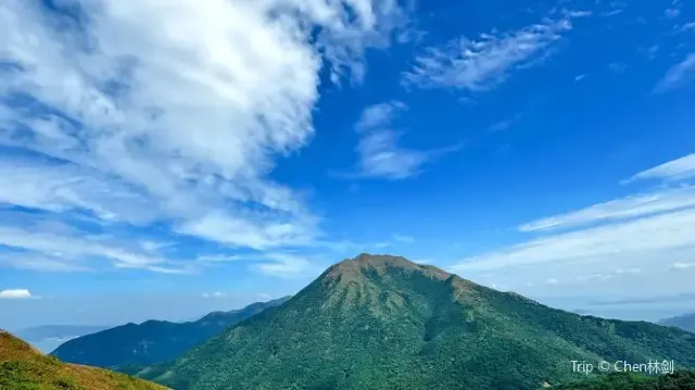 鳳凰山山峰與藍天白雲