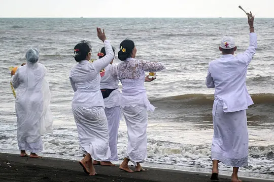 Upacara Melasti di Pantai Tanjung Pasir