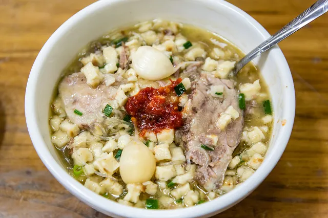 lamb soup yangrou paomo Xia'an specialty dish