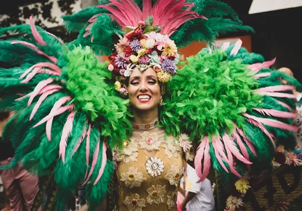 Une femme en tenue de carnaval