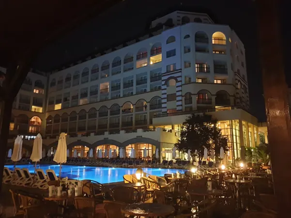 Piscine d‘un hôtel le soir à Sunny Beach, Bulgarie