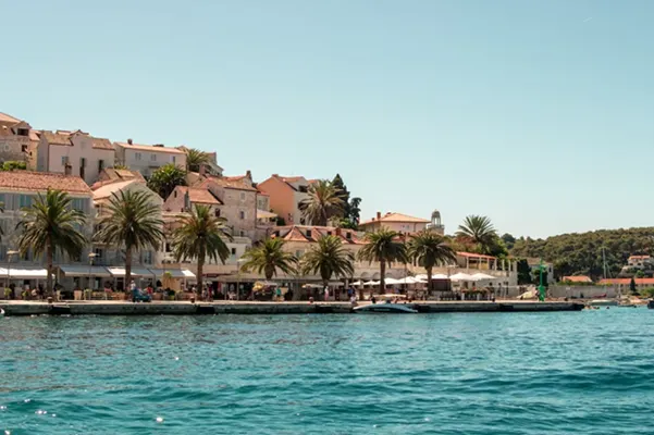 La place centrale de Hvar, en Croatie