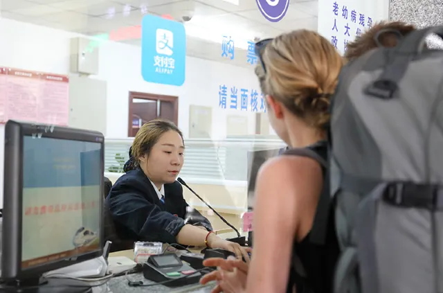 중국 기차역 매표소