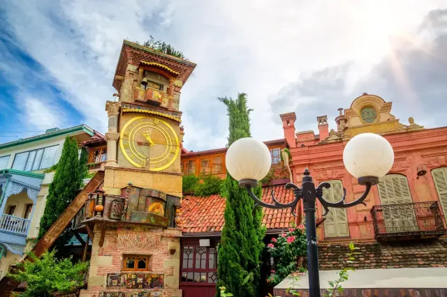 Падающая часовая башня Театра марионеток Габриадзе