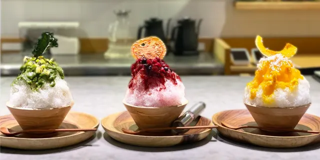 深碧、緋、金糸雀