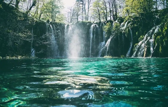 Una cascada en el parque nacional de los lagos de Plitvice, en Croacia