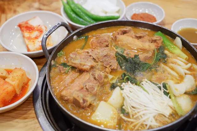 東廟24小時馬鈴薯排骨湯