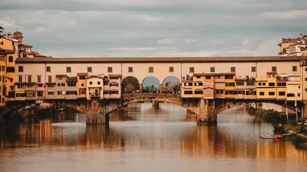 Vue latérale du Ponte Vecchio à Florence