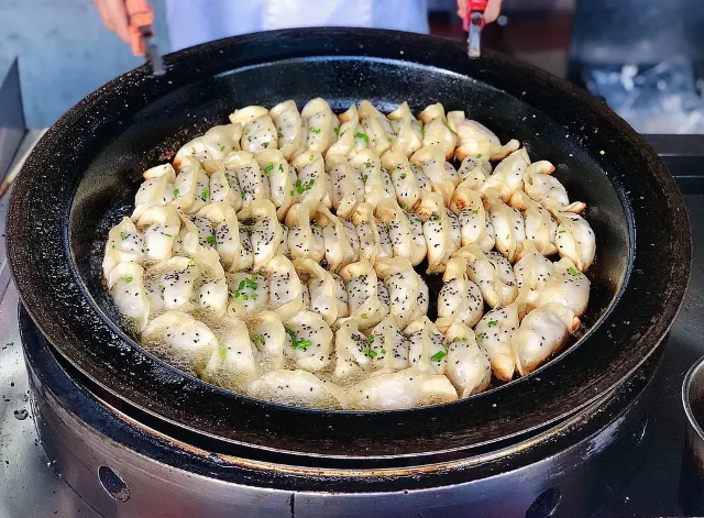 shanghai guotie fried dumplings potstickers