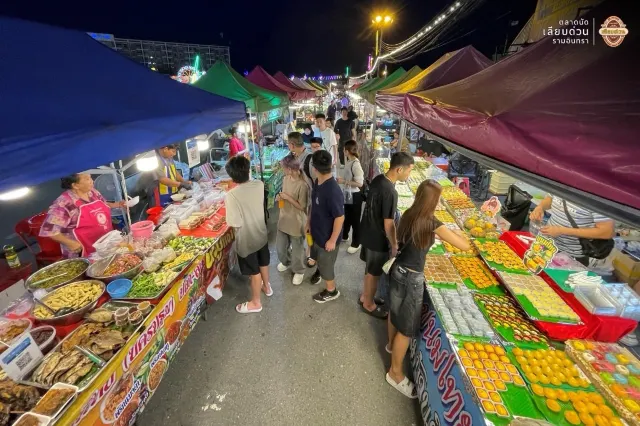 ของกินในตลาดนัดเลียบด่วน รามอินทรา