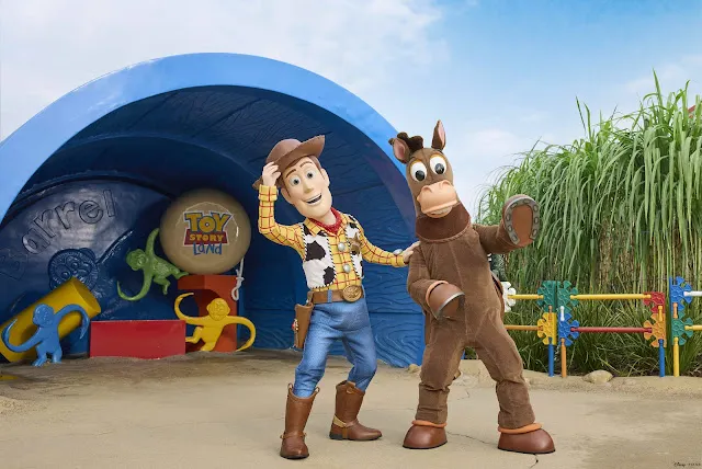 馬年角色拜年與園區佈置